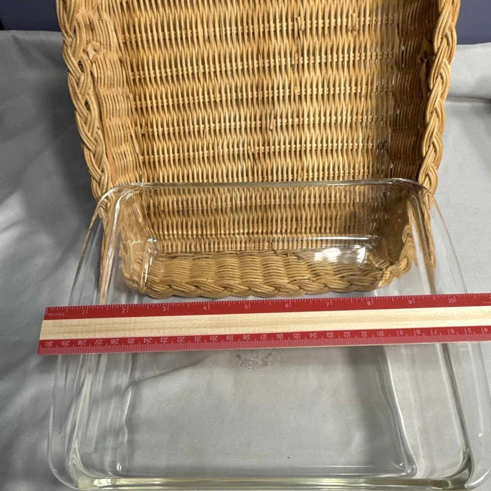 Pyrex 2 Qt Clear Glass Square Baking Dish 232 w/ Wicker Basket Carrier
